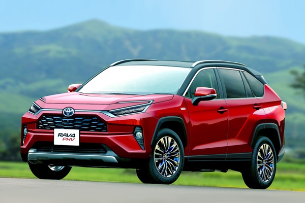 It’s hammer time for the new 2024 Toyota RAV4 as it adopts hammerhead lights and improved electrification