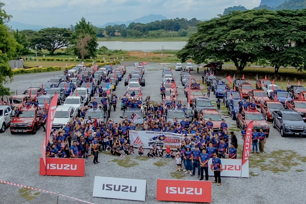 3,300 participants in 900 Isuzu D-Maxes across Malaysia join hands to celebrate Merdeka